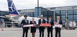 Johannes Mohrmann, Senior Manager Business Development Aviation, Flughafen Berlin Brandenburg GmbH (Mitte) und Udo Clemens, Inside Sales Manager DACH/Italy/Malta, LOT Polish Airlines (1.v.r.) inmitten von Crew.