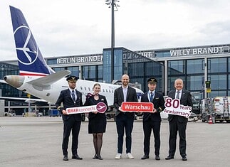 Johannes Mohrmann, Senior Manager Business Development Aviation, Flughafen Berlin Brandenburg GmbH (Mitte) und Udo Clemens, Inside Sales Manager DACH/Italy/Malta, LOT Polish Airlines (1.v.r.) inmitten von Crew.