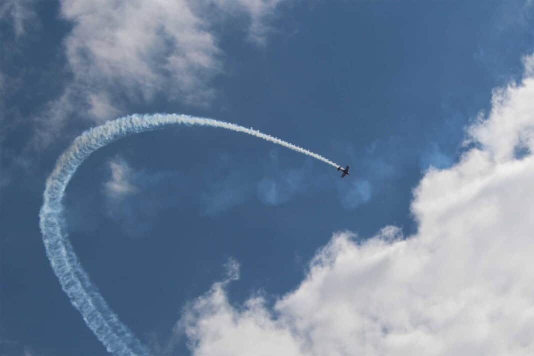 Flugzeug fliegt Looping