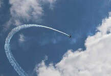 Flugzeug fliegt Looping
