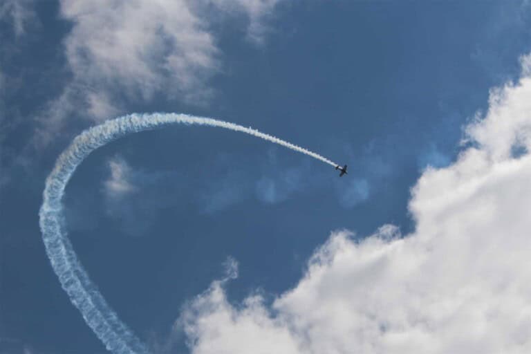 Flugzeug fliegt Looping