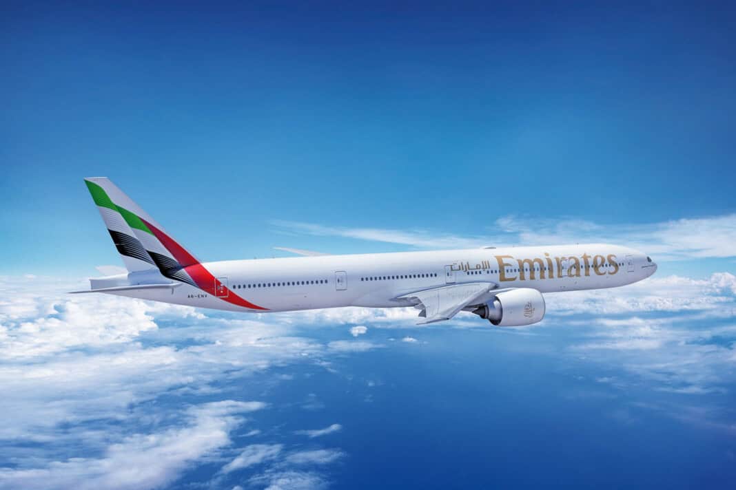 Emirates Boeing EK777-300ER über den Wolken