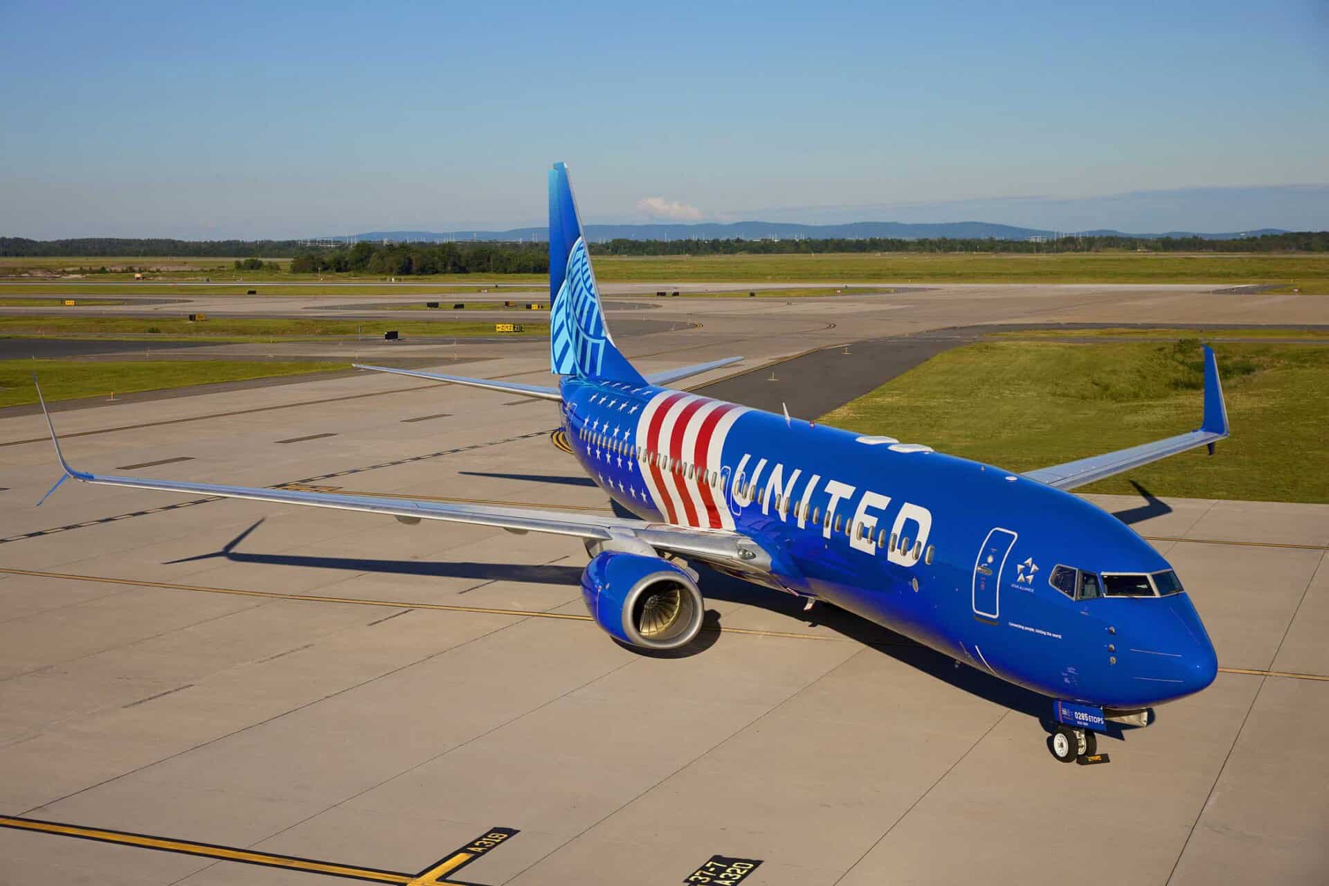 United Airlines Boeing 737-800 –