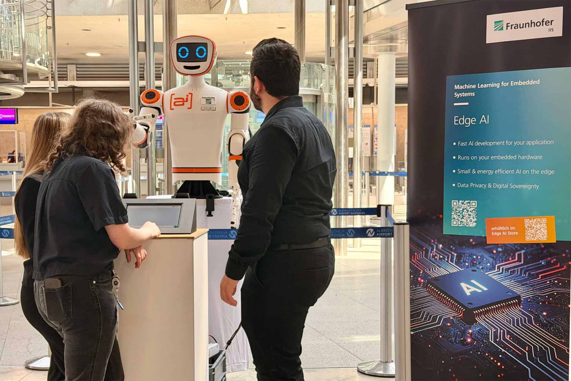 A humanoid robot provides travelers with AI-based information regarding questions about Nuremberg Airport.
