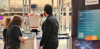 Humanoider Roboter gibt Reisenden KI-basierte Auskünfte zu Fragen rund um den Flughafen Nürnberg.