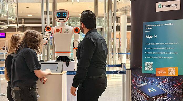 A humanoid robot provides travelers with AI-based information regarding questions about Nuremberg Airport.