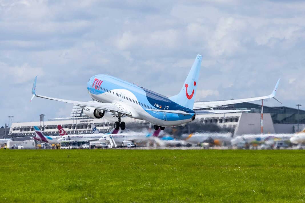TUIfly-Flieger startet am Flughafen Stuttgart