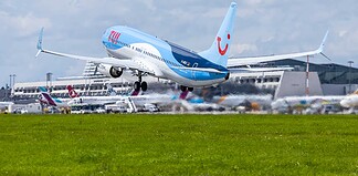 TUIfly-Flieger startet am Flughafen Stuttgart