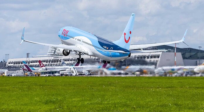 Traveling efficiently at Stuttgart Airport: Tips for the summer TUIfly plane takes off from Stuttgart Airport
