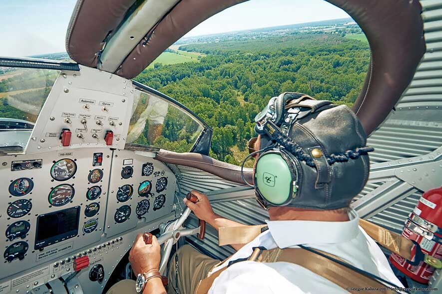 Der Co-Pilot am Steuerknüppel im offenen Cockpit der „JUNKERS F13“