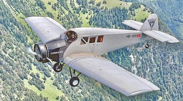 Scenic flights in the Junkers F13 replica: Mainz Aviation Club invites you to the airfield festival in Finthen. An aerial view of the Junkers F13 replica. The semi-open cockpit and the enclosed passenger cabin are clearly visible.