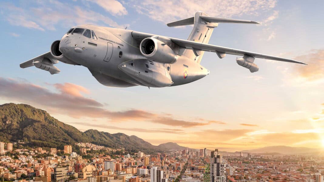 Luftaufnahme einer Embraer KC-390 vor moderner Architektur in Bogotá, Kolumbien