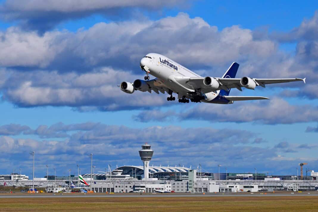 Start eines Airbus A380-800 der Lufthansa am Flughafen München
