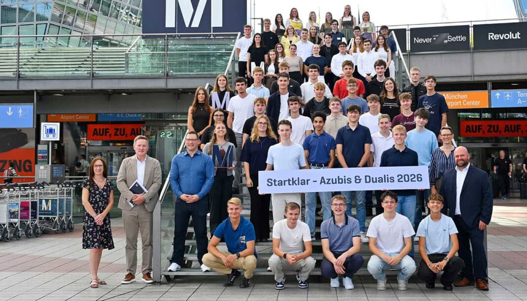 Die neuen Nachwuchskräfte, ihre Eltern, das Ausbildungsteam sowie weitere Betreuer aus den Flughafen-Fachbereichen.