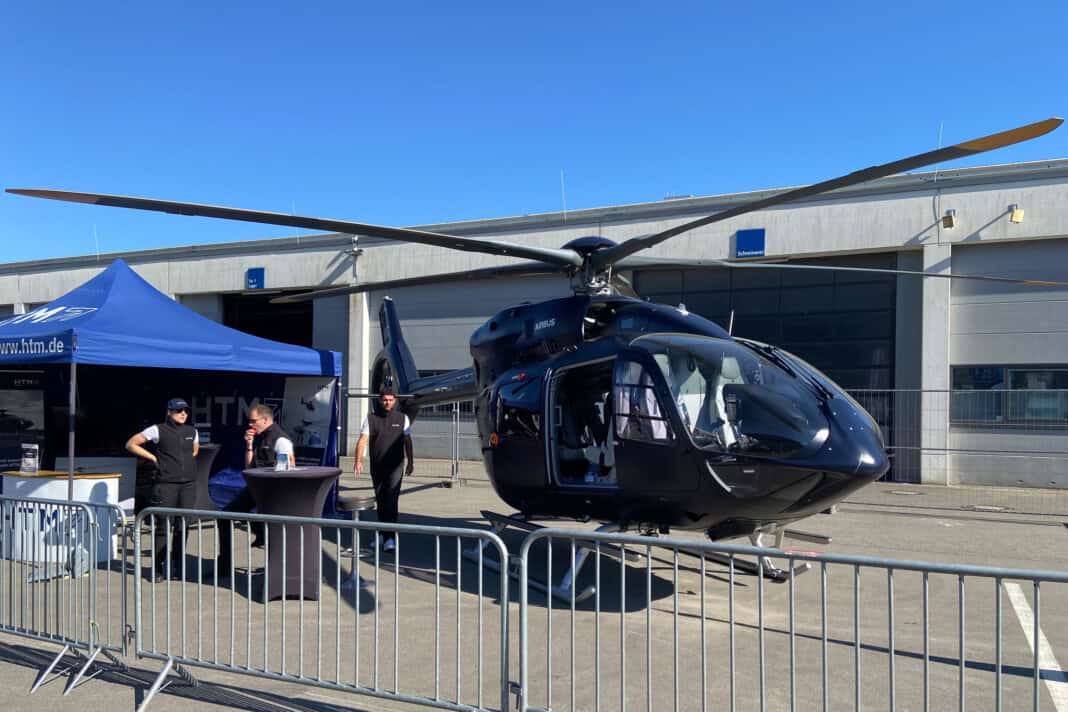 Airbus Helicopters H135 (früher Eurocopter EC135) in einer dunklen Sonderlackierung von HTM (Helicopter Travel Munich) auf der AERO