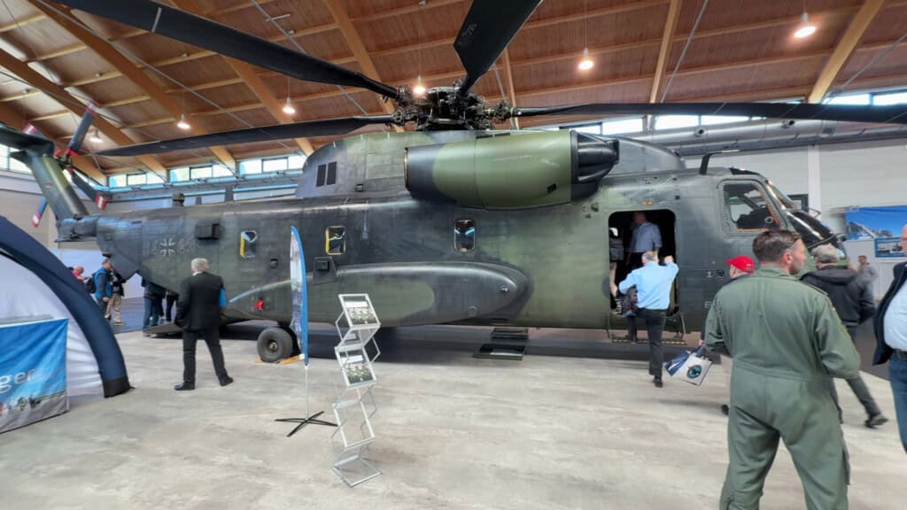 Schwerer Militär-Transporthubschrauber vom Typ Sikorsky CH-53 auf der AERO