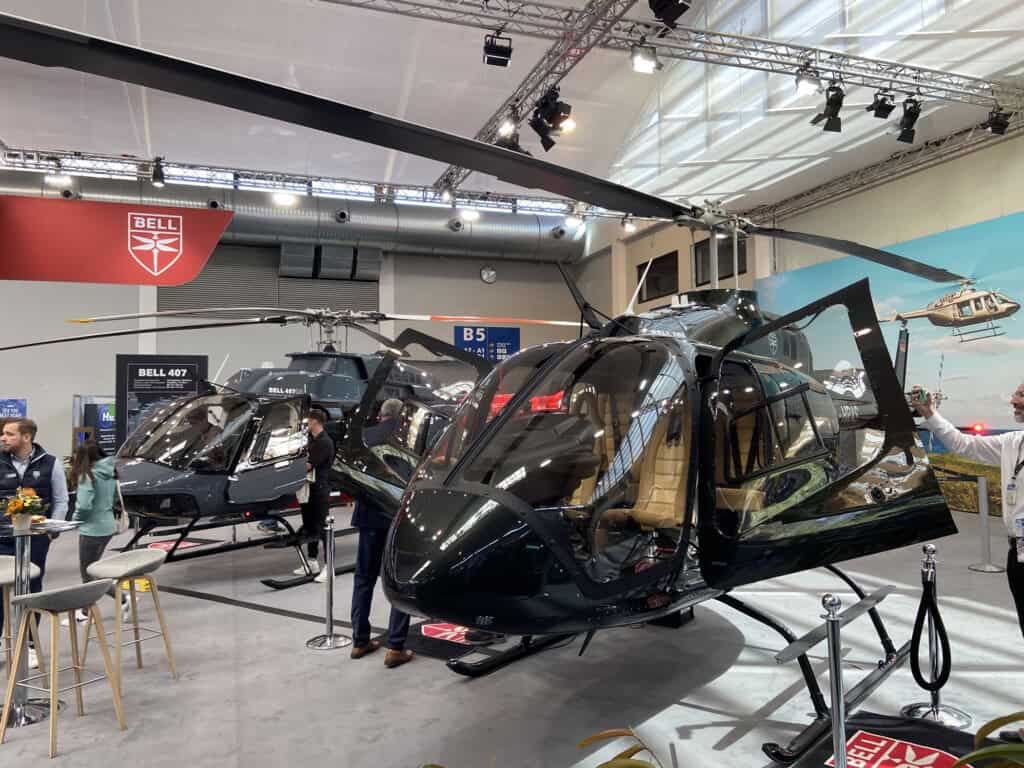 Bell 505 Jet Ranger X (im Vordergrund rechts) sowie eine daneben stehende Bell 407 (links) auf der Luftfahrtmesse AERO