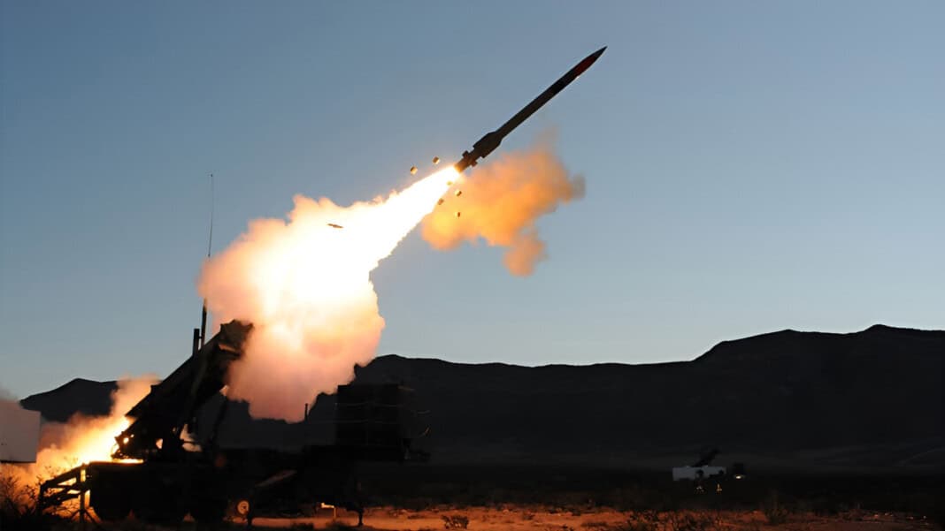 Boeing-PAC-3-Suchkopf Ein PAC-3-Abfangflugkörper mit einem von Boeing gefertigten Suchkopf wird im Rahmen von Tests abgefeuert, um ein Ziel abzufangen.