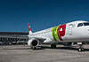 Embraer E-Jet mit farbenfrohem Design auf dem Rollfeld.