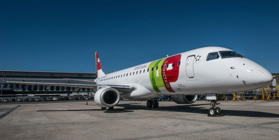 Embraer E-Jet mit farbenfrohem Design auf dem Rollfeld.