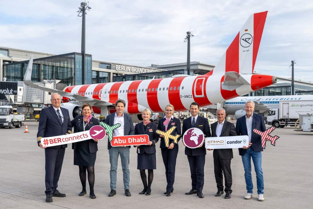 Start der Condor-Direktverbindung von Berlin nach Abu Dhabi mit einem bemalten Flugzeug am Flughafen.