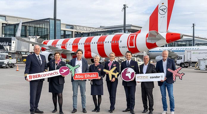 Condor startet Direktverbindung ab Berlin nach Abu Dhabi Start der Condor-Direktverbindung von Berlin nach Abu Dhabi mit einem bemalten Flugzeug am Flughafen.