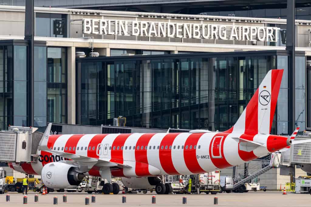 Condor Flugzeug mit rot-weißen Streifen am BER
