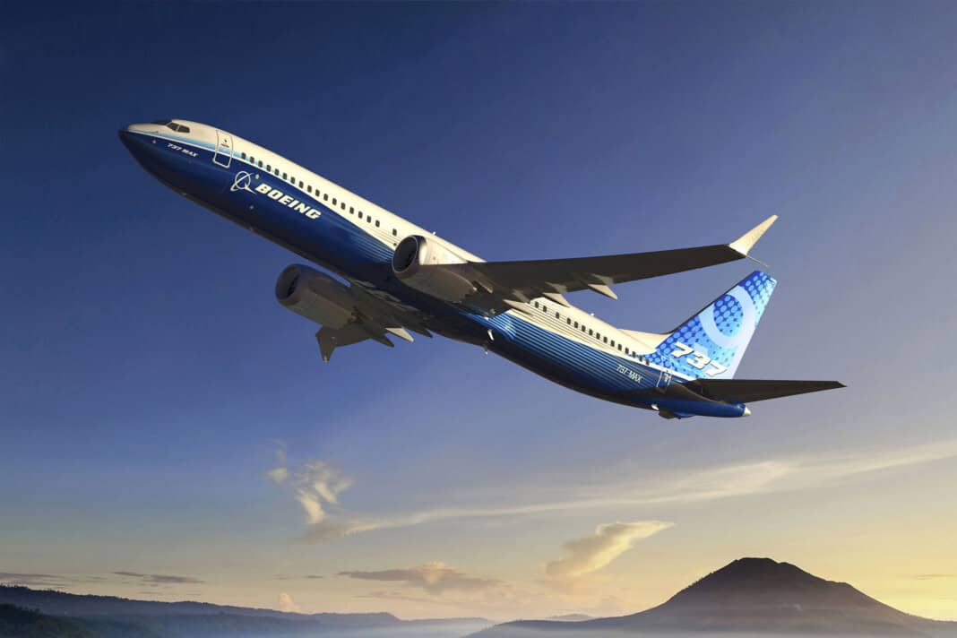 Boeing Flugzeug fliegt über Berglandschaft