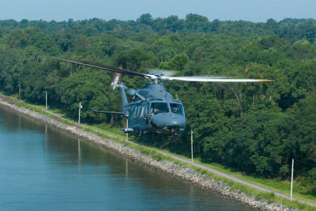 Boeing MH-139 fliegt über einen Fluss