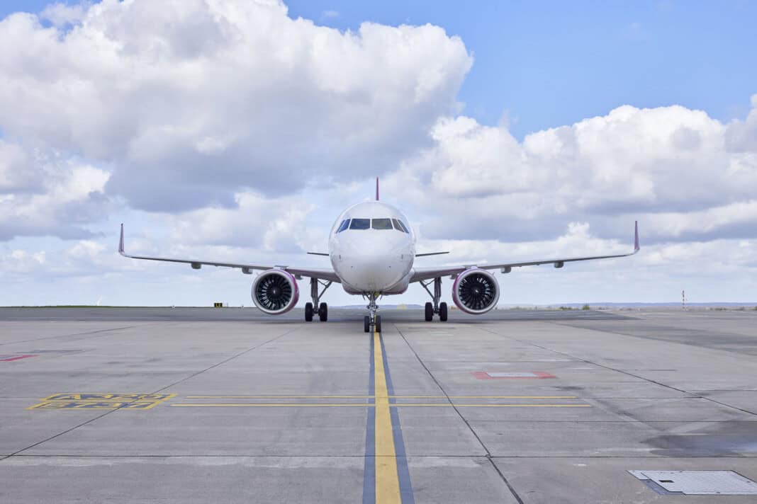 Wizz Air Flugzeug auf dem Flugvorfeld am Flughafen Dortmund