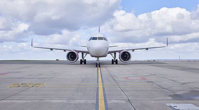Wizz Air Flugzeug auf dem Flugvorfeld am Flughafen Dortmund