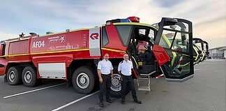 Der Leiter der Flughafen-Feuerwehr, Roland Kempkensteffen (links), und sein Stellvertreter Thorsten Bösch vor den Flugfeld-Löschfahrzeugen Rosenbauer PANTHER 8x8.
