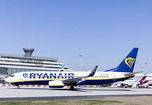 Ryanair Flugzeug am Flughafen Köln/Bonn mit Terminal im Hintergrund.