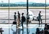 Passagiere am Flughafen warten auf ihren Flug, Blick auf das Flugzeug im Terminalfenster.
